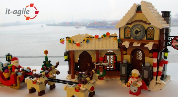 Lego-Weihnachtsmannhaus im it-agile-Büro