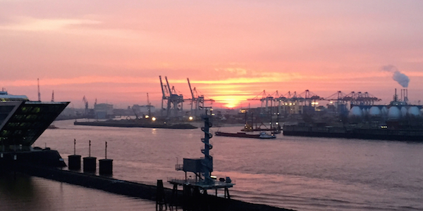Sonnenaufgang übern Hamburger Hafen vom it-agile-Büro aus
