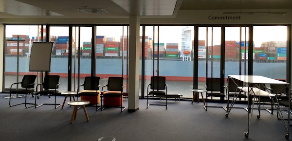 Containerschiff vor Schulungsraum