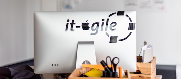 it-agile-Logo auf Monitorrückseite