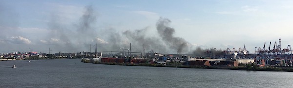 es brennt im Hamburger Hafen